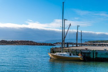 Sonbaharda Kanada, Nova Scotia 'daki Cabot Patikası' ndaki Little River Limanı 'nın girişine doğru bir manzara.