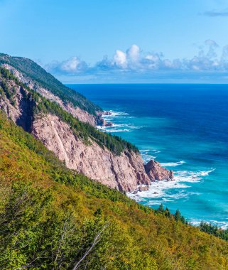 Sonbaharda Kanada, Nova Scotia, Cape Smokey 'deki Cabot Patikası' ndaki kayalıklara doğru bir manzara