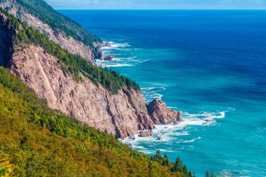 Sonbaharda Kanada, Nova Scotia, Cape Smokey 'deki Cabot Trail' deki kayalık kayalıklara doğru bir manzara