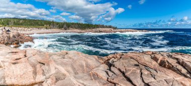 Sonbaharda Kanada 'da, Cabot Trail Nova Scotia' da, Ingonish 'te, Green Cove' daki bir körfez boyunca uzanan bir dalga manzarası.