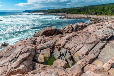 Sonbaharda Kanada 'da, Cabot Trail Nova Scotia' da, Ingonish 'te, Green Cove sahilindeki bir dalga platformu boyunca bir manzara.