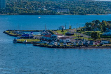 Sydney, Nova Scotia, Kanada 'da sonbaharda bir marinada hava manzarası.