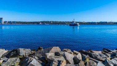 Sonbaharda Halifax, Nova Scotia, Kanada 'daki nehir kıyısındaki feribota doğru bir manzara.