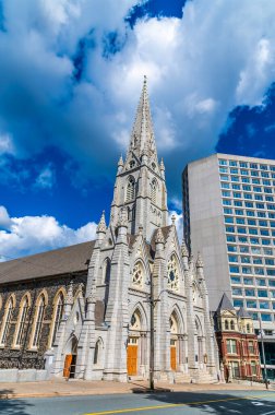 Sonbaharda Halifax, Nova Scotia, Kanada 'daki Saint Mary Katedrali' ne doğru bir manzara