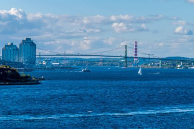 Sonbaharda Halifax, Nova Scotia, Kanada 'daki asma köprüye doğru bir manzara.