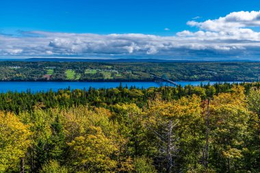 Sonbaharda Sydney, Nova Scotia, Kanada yakınlarındaki Kanada otobanındaki Seal Island Köprüsü 'ne doğru bir panorama manzarası.