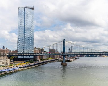 Brooklyn Köprüsü 'nden New York' taki Manhattan Köprüsü 'ne doğru bir manzara.