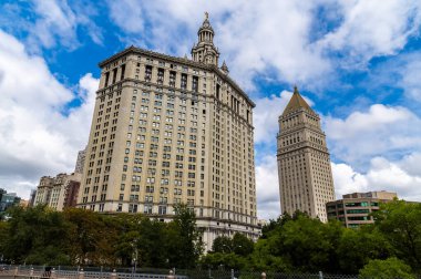 Sonbaharda, Manhattan, New York 'taki Brooklyn Köprüsü' ne giden kaygan yolun aşağısındaki manzara.