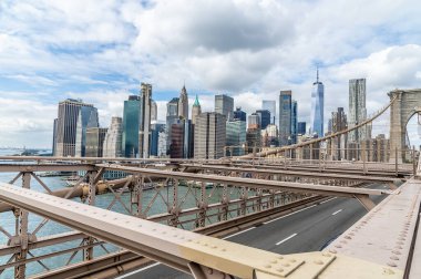 Brooklyn Köprüsü 'nün üst kısmından New York, Manhattan' a doğru sonbaharda bir manzara.