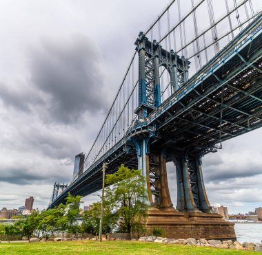 Doğu nehrinin kıyısından New York 'ta sonbaharda Manhattan Köprüsü' ne bakan bir manzara.