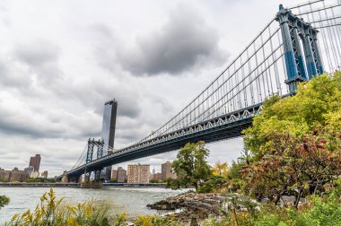 Sonbaharda New York 'taki Manhattan Köprüsü' nün altından bir manzara.
