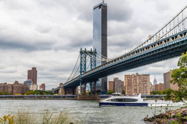 Sonbaharda New York 'ta Manhattan Köprüsü' nün yanındaki doğu nehri manzarası.