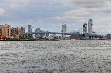 Doğu nehrinin kıyısından New York 'taki Manhattan Köprüsü' ne doğru sonbaharda bir manzara.