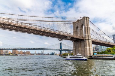 Sonbaharda New York 'taki Brooklyn Köprüsü ve Manhattan Köprüsü' ne doğru bir manzara.