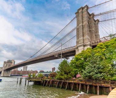 Sonbaharda New York 'ta Brooklyn Köprüsü' nün doğu kıyısında bir manzara.