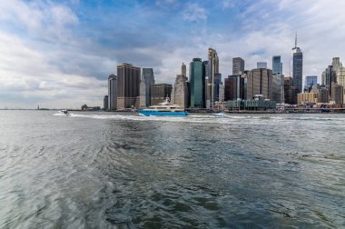 Sonbaharda New York 'ta Manhattan' ın aşağısına doğru doğu nehri üzerindeki nehir trafiğini aşan bir manzara