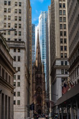 Sonbaharda New York 'un finans bölgesinde gökdelenler arasında bir manzara