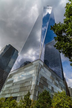 Sonbaharda New York 'un finans bölgesindeki gökdelenlerin yansıması