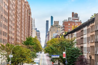 New York, Manhattan 'daki High Line geçidinde sonbaharda şehir merkezindeki bir kanyonun manzarası.