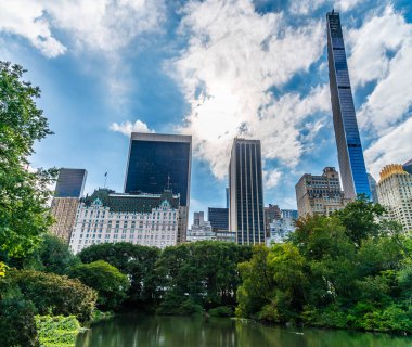 Sonbaharda Manhattan, New York 'taki Central Park çevresindeki gökdelenlere doğru bir manzara.
