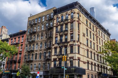 Sonbaharda Manhattan, New York 'taki Central Park' ın alt ucundaki binalarda yangın manzarası yükseliyor.