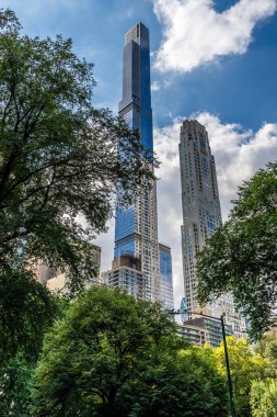 Sonbaharda Manhattan, New York 'taki Central Park' ın aşağısından ufuk çizgisine doğru bir manzara.
