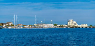 Sonbaharda Newport, ABD 'deki köprüye doğru Keçi Adası' ndan bir manzara