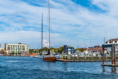 ABD 'nin Newport kentindeki Bowens Wharf girişindeki kıyı şeridi boyunca bir manzara