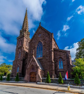 ABD 'nin Newport kentindeki Saint Mary kilisesinin sonbaharda manzarası
