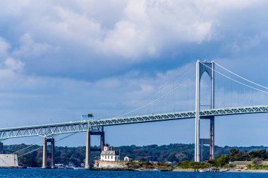 Narragansett körfezi boyunca Rose Adası 'na ve Newport, ABD' deki Newport köprüsüne bakan bir manzara.