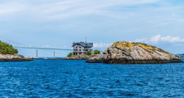 Newport, ABD 'de sonbaharda Clingstone adası ve Narragansett körfezindeki Newport köprüsü manzarası