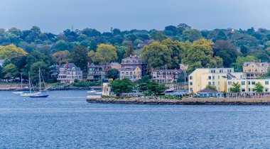 ABD 'nin Newport kentindeki Narragansett körfezi boyunca sonbaharda yükselen manzara