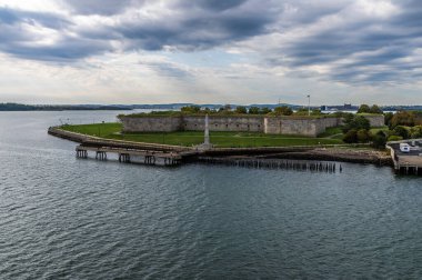 Sabahın erken saatlerinde Castle Adası 'ndan geçip sonbaharda Boston, ABD' ye giden bir manzara.