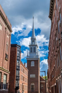 Sonbaharda sabahın erken saatlerinde Boston 'daki Eski Kuzey Kilisesi' ne doğru Özgürlük Yolu 'ndan bir manzara.