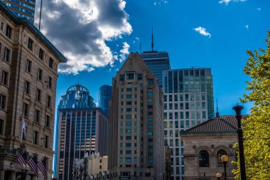 Sonbaharda Boston 'da Trinity Kilisesi' nin önündeki Copley Meydanı manzarası