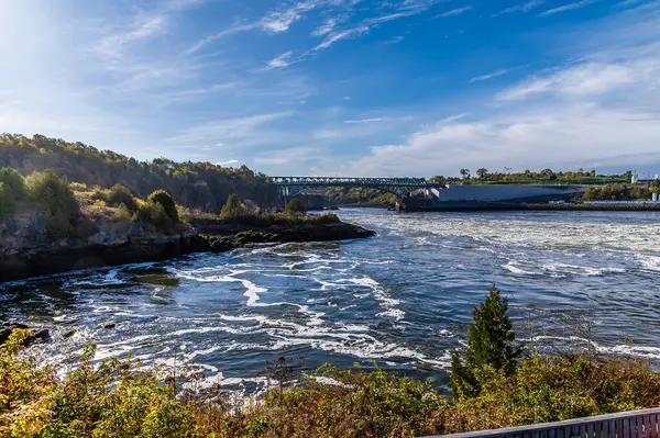 Sonbaharda Saint John, New Brunswick 'te kıyı şeridi boyunca bir manzara çöker.