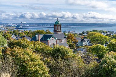 Sonbaharda Saint John, New Brunswick 'teki Lekesiz Gebelik Katedrali' ne doğru bir hava manzarası.