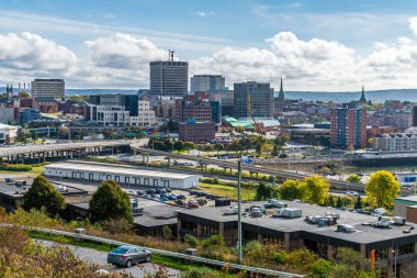 Fort Howe 'dan sonbaharda Saint John, New Brunswick' in merkezine doğru bir hava manzarası