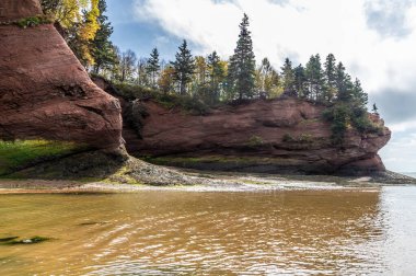 Saint Martins Deniz Mağaraları, New Brunswick 'teki deniz mağaralarının sonlarına doğru gelgit manzarası
