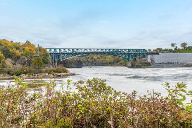 Sonbaharda Saint John, New Brunswick 'teki ters şelale köprüsüne doğru uzun soluklu bir manzara