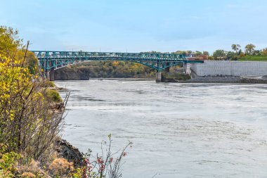 Sonbaharda Saint John, New Brunswick 'te gelgit döndükçe ters düşen köprünün manzarası