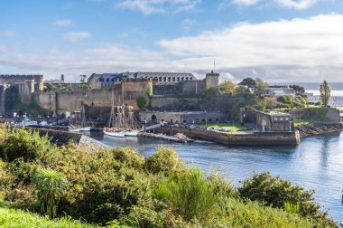 Sonbaharda güneşli bir günde Fransa 'nın Brest kentindeki liman girişine doğru Kaşifler Bahçesi manzarası