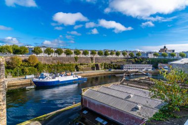 Sonbaharda güneşli bir günde Fransa 'nın Brest kentindeki Penfold Nehri' nin aşağısındaki eski viyadük manzarası.