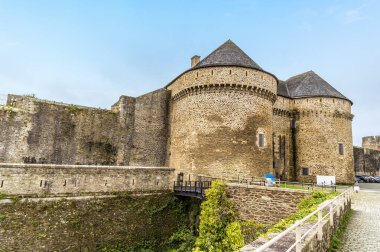 Sonbaharda güneşli bir günde Fransa 'nın Brest kentindeki şatonun kenarı boyunca bir manzara