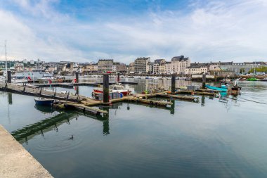 Fransa 'nın Cherbourg kentinde sonbaharda orta liman manzarası