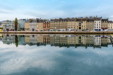 Sonbaharda Fransa 'nın Cherbourg kentindeki iç limanın batı kıyısı boyunca bir manzara.