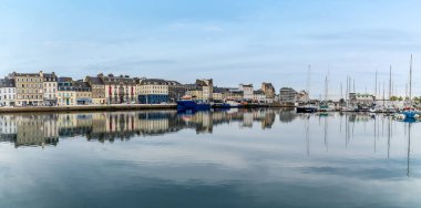 Sonbaharda Fransa 'nın Cherbourg kentindeki iç limanın manzarası