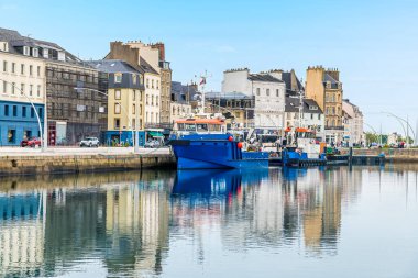 Fransa 'nın Cherbourg kentinde sonbaharda demirlemiş gemilerin görüntüsü.