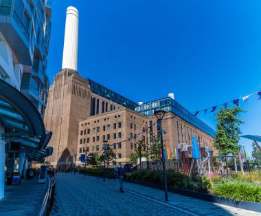 Prospect Yolu 'nun yukarısındaki Battersea, Londra, İngiltere' deki yenilenmiş elektrik santraline bakan bir manzara