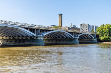 Yazın İngiltere 'nin başkenti Londra' da bulunan Thames nehrinin üzerinden geçen Chelsea Köprüsü 'nün kuzey ucuna doğru bir manzara.